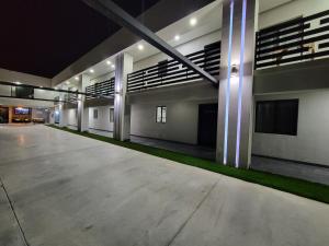 ein leerer Parkplatz in einem Gebäude bei Nacht in der Unterkunft Sonoran desert in Puerto Peñasco
