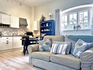 un soggiorno con divano e una cucina di Marbles a Rousdon