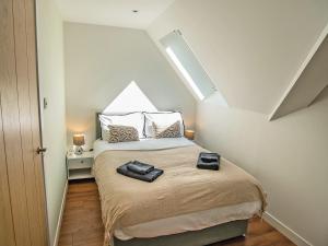 een kleine slaapkamer met een bed op zolder bij Tay Views Apartment in Perth