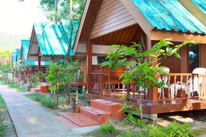 Zahrada ubytování Sayang Beach Resort Koh Lanta