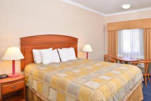 Letto o letti in una camera di Starlight Inn & Suites Motel 29 Palms Joshua Tree National Park