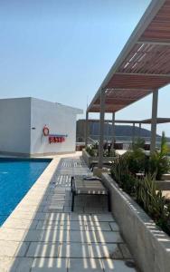 un patio con piscina, pabellón y piscina en Hermoso ApartaSuite en Playa Salguero!/Rodadero, en Gaira