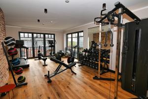 gimnasio con equipamiento de ejercicio en una sala con suelo de madera en Binnendiek Haus 1 Apartment 2, en Büsum