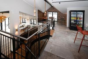 Un vestíbulo con una escalera y una mesa y sillas. en Binnendiek Haus 1 Apartment 2, en Büsum