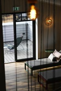 Una sala de estar con un sofá y una puerta de cristal. en Binnendiek Haus 1 Apartment 2, en Büsum 17 fotos más