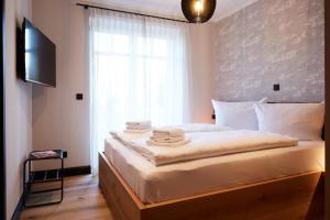 ビューズムにあるBinnendiek Haus 1 Superior-Apartment 1のタオルが敷かれたベッドのある寝室 +24枚の写真