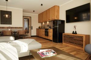 ビューズムにあるBinnendiek Haus 1 Superior-Apartment 1のリビングルーム(黒い冷蔵庫付)、キッチン