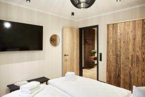 Un dormitorio con dos camas y un televisor de pantalla plana. en Binnendiek Haus 4 Apartment 2, en Büsum 18 fotos más