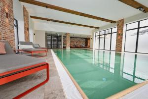 una gran piscina de agua verde en un edificio en Binnendiek Haus 4 Apartment 2, en Büsum