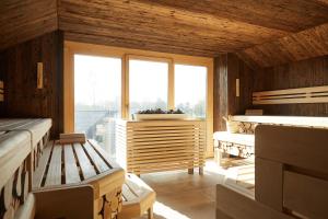 Una habitación con dos camas y una gran ventana. en Binnendiek Haus 4 Apartment 2, en Büsum