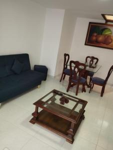 uma sala de estar com um sofá e uma mesa de centro em Casa Corferias em Bogotá