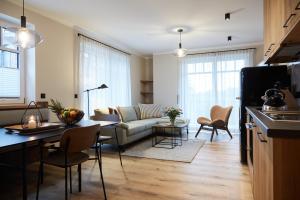 ein Wohnzimmer mit Sofa und Tisch in der Unterkunft Binnendiek Haus 4 Apartment 8 in Büsum