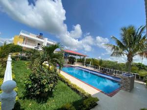 uma piscina em frente a uma casa em Finca Hotel villa el Ocaso Rivera Huila em Riverita