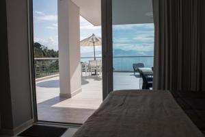 een slaapkamer met uitzicht op een balkon bij Kelly's House in Medellín