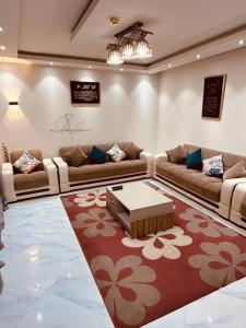 - un salon avec des canapés et une table basse dans l'établissement Chalet in Porto Sokhna Beach Resort, à Ain Sokhna