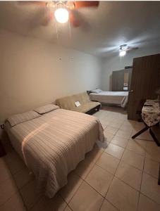 馬塔莫羅斯的住宿－MyM Departamentos，一间卧室配有一张床和一张沙发