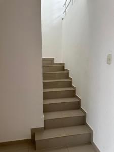 eine Treppe in einem weißen Zimmer mit Treppenaufgang in der Unterkunft Mónaco in Valledupar