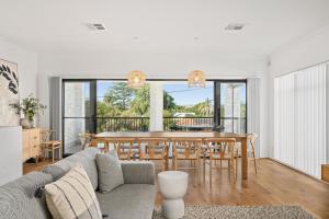 Aldinga BeachにあるSea Spray - Aldinga Beach - C21 SouthCoast Holidaysのソファとダイニングテーブルのあるリビングルーム