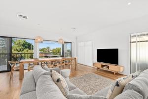 Aldinga BeachにあるSea Spray - Aldinga Beach - C21 SouthCoast Holidaysのソファとテレビのあるリビングルーム +32枚の写真