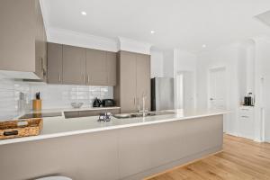 Aldinga BeachにあるSea Spray - Aldinga Beach - C21 SouthCoast Holidaysの白いキッチン(シンク、カウンター付)