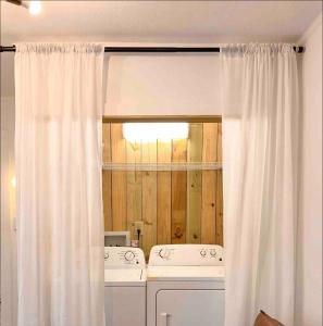Kúpeľňa v ubytovaní Two bedroom house in Downtown Asheville