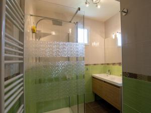 een badkamer met een glazen douche en een wastafel bij Gîte Agonac, 5 pièces, 8 personnes - FR-1-616-97 in Agonac