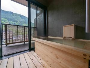 旅館から撮影された、または一般的な山の景色