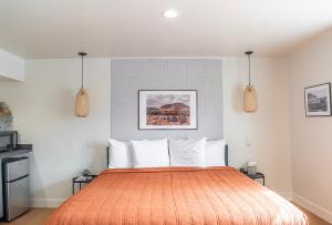 托里的住宿－Casitas at Capitol Reef，一间卧室配有带白色枕头的大型橙色床