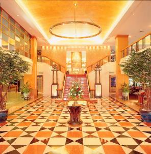vestíbulo con suelo a cuadros y escalera en Indra Regent Hotel, en Bangkok
