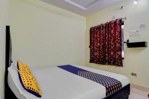 Una cama o camas en una habitación de SPOT ON Unik Residency