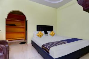 Una cama o camas en una habitación de SPOT ON Unik Residency