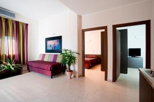 sala de estar con sofá y dormitorio en Hotel Massimino, en Anguillara Sabazia