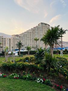 艾因蘇赫納的住宿－Chalet in Porto Sokhna Beach Resort，一座种植了棕榈树和鲜花的大建筑