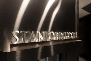 een teken voor een shanghai-instelling op een gebouw bij Stanford Hotel Hong Kong in Hong Kong