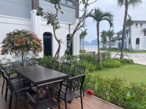 Afbeelding uit fotogalerij van Rosa Villa - Sonasea - Vân Đồn in Thâm Câu