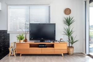 TV a/nebo společenská místnost v ubytování Bicheno Blue Horizon