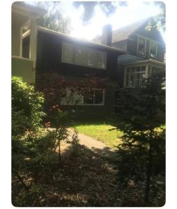 ein schwarzes Haus mit einem Fenster und einem Hof in der Unterkunft 4 bed upper level Kits home in Vancouver