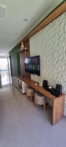 sala de estar con mesa y pared en Casa de Praia com Piscina, en Camaçari