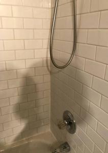 bagno con doccia, lavandino e vasca di 4 bed upper level Kits home a Vancouver