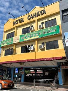 a hotel calakaya building on a city street at Hotel Cahaya in Tanjung Malim