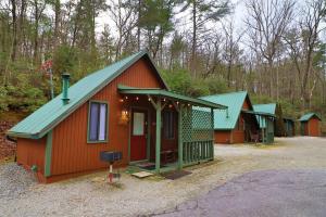 a row of huts in the woods at Cozy cabin w/ fireplace 3 minutes to Helen! #2. in Helen