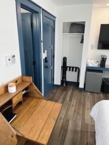 Habitación con cama y escritorio de madera. en Bugge Room 203, Hyland Hotel en Palmer