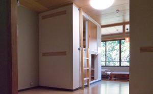 een open deur in een kamer met een woonkamer bij LivingAnywhere Commons Aizu Bandai Mixed Dormitory - Vacation STAY 14957v in Inawashiro