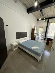 um quarto com uma cama grande num quarto em Arguibel 2833 em Buenos Aires