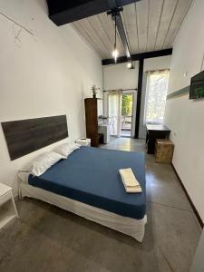 um quarto com uma cama azul num quarto em Arguibel 2833 em Buenos Aires