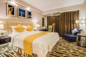 Llit o llits en una habitació de Metropark Hotel Macau