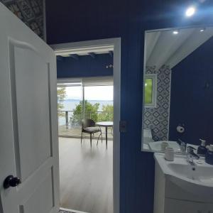 Baño azul con lavabo y espejo en ESTANCIA LOS BOLDOS, en Molina