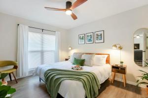 En eller flere senge i et værelse på Serene at the Springs - Family , Fire Pit