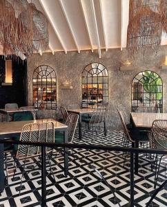 a restaurant with tables and chairs in a room at Espectacular Apartamento 2 minutos del JMC Nuevo in Rionegro