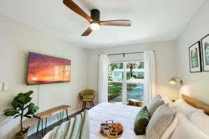 En eller flere senge i et værelse på Serene at the Springs - Family , Fire Pit